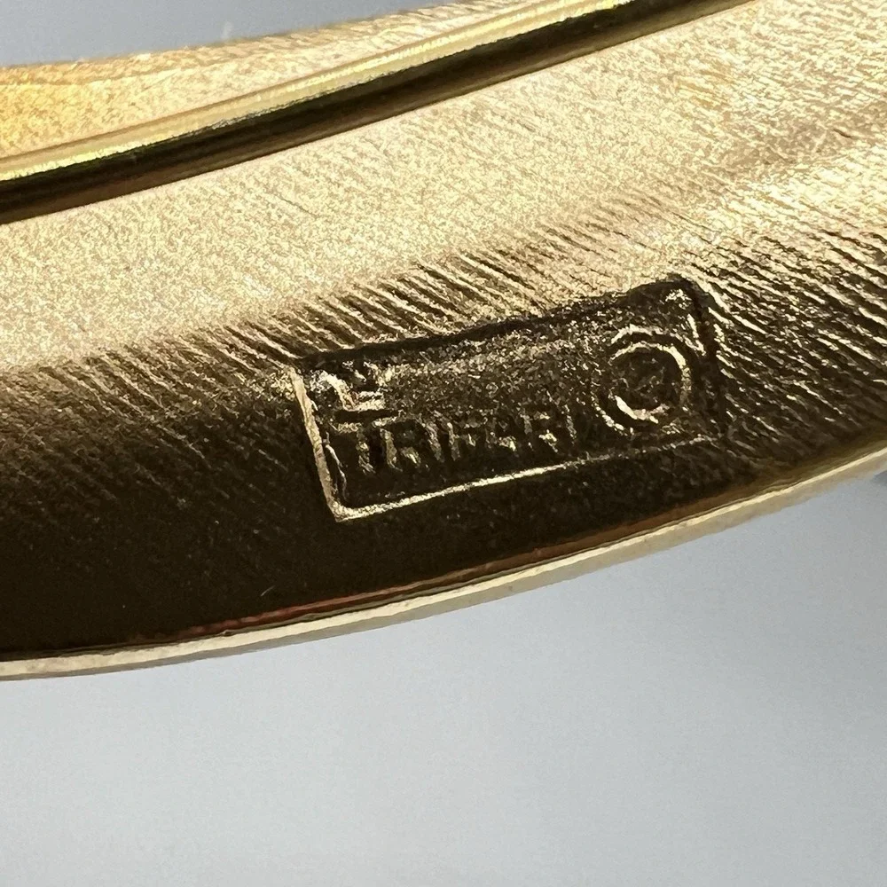 Vintage Trifari Mark Brooch Gold Tone‎ Mid Century Modern Swoop Pin Signed